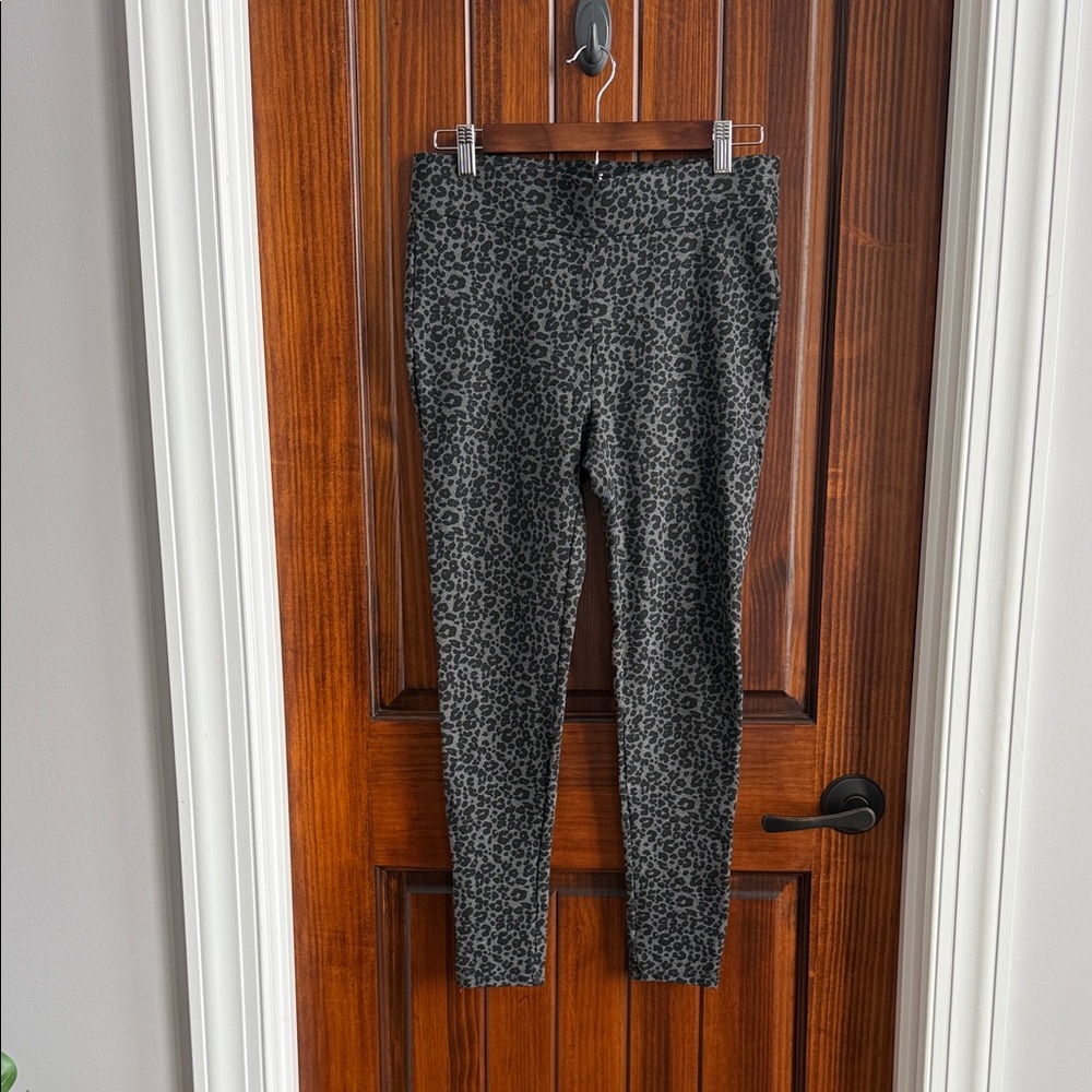 LOFT Women’s Black and Gray Leopard Print Pants/leggings